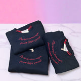 Felpa Avvocata blu con ricamo a mano rosso 𝒜𝓇𝓇𝒾𝓋𝑒𝓇𝒶𝒾 𝑜𝓋𝓊𝓃𝓆𝓊𝑒, 𝓅𝒶𝓈𝓈𝑜 𝒹𝑜𝓅𝑜 𝓅𝒶𝓈𝓈𝑜!