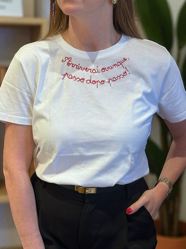 T.Shirt Avvocata con ricamo realizzato a mano di colore rosso 𝒜𝓇𝓇𝒾𝓋𝑒𝓇𝒶𝒾 𝑜𝓋𝓊𝓃𝓆𝓊𝑒, 𝓅𝒶𝓈𝓈𝑜 𝒹𝑜𝓅𝑜 𝓅𝒶𝓈𝓈𝑜!