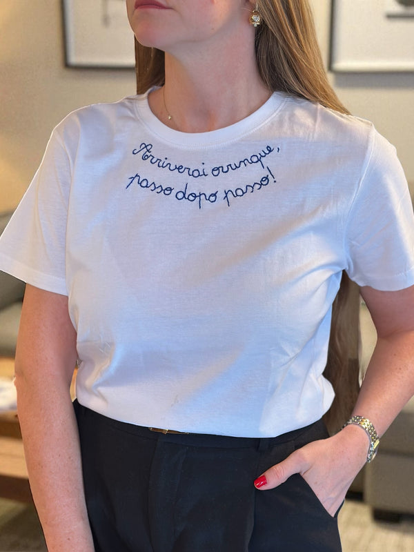 T.Shirt Avvocata con ricamo realizzato a mano di colore blu 𝒜𝓇𝓇𝒾𝓋𝑒𝓇𝒶𝒾 𝑜𝓋𝓊𝓃𝓆𝓊𝑒, 𝓅𝒶𝓈𝓈𝑜 𝒹𝑜𝓅𝑜 𝓅𝒶𝓈𝓈𝑜!