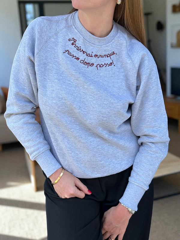 Felpa Avvocata grigia con ricamo a mano bordeaux 𝒜𝓇𝓇𝒾𝓋𝑒𝓇𝒶𝒾 𝑜𝓋𝓊𝓃𝓆𝓊𝑒, 𝓅𝒶𝓈𝓈𝑜 𝒹𝑜𝓅𝑜 𝓅𝒶𝓈𝓈𝑜!