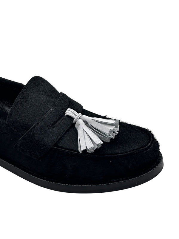 AUDREY mocassino in cavallino nero con nappine bianche